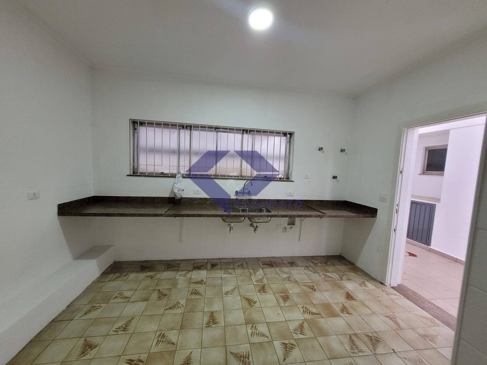 Casa para alugar com 4 quartos, 330m² - Foto 9