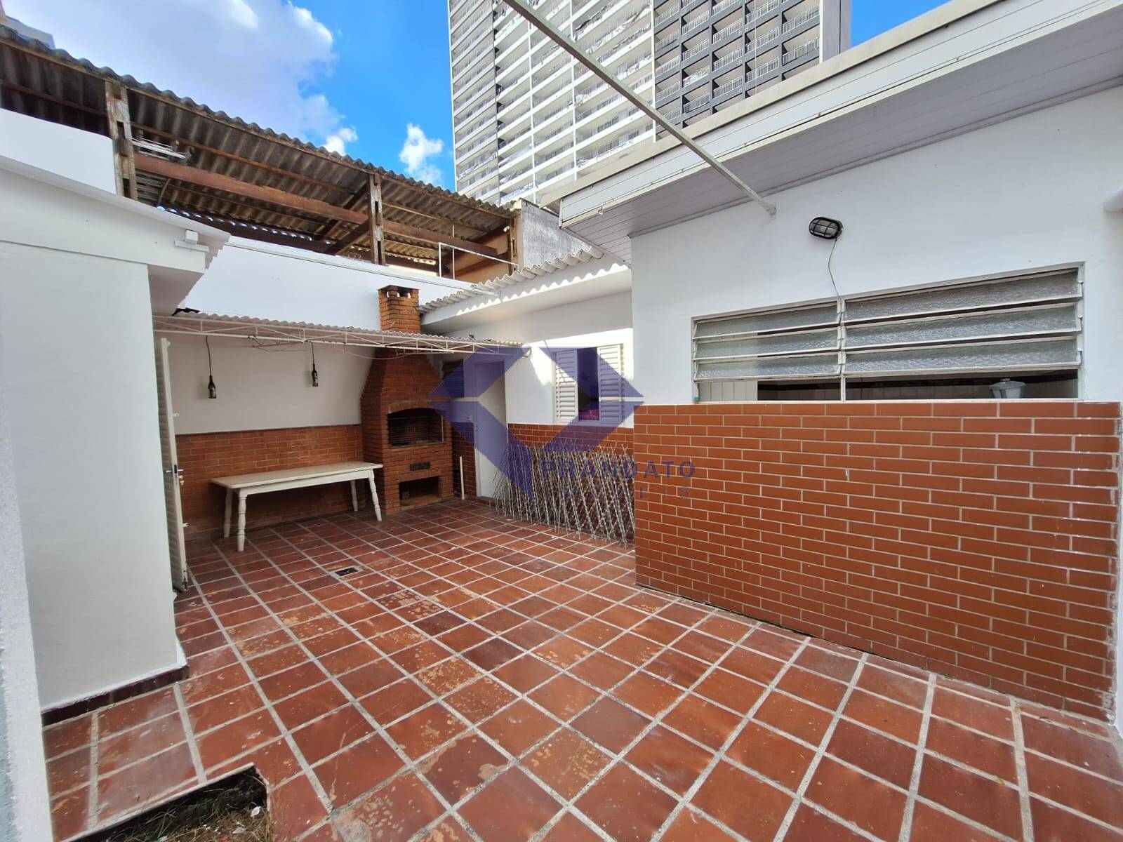 Casa à venda com 3 quartos, 200m² - Foto 1