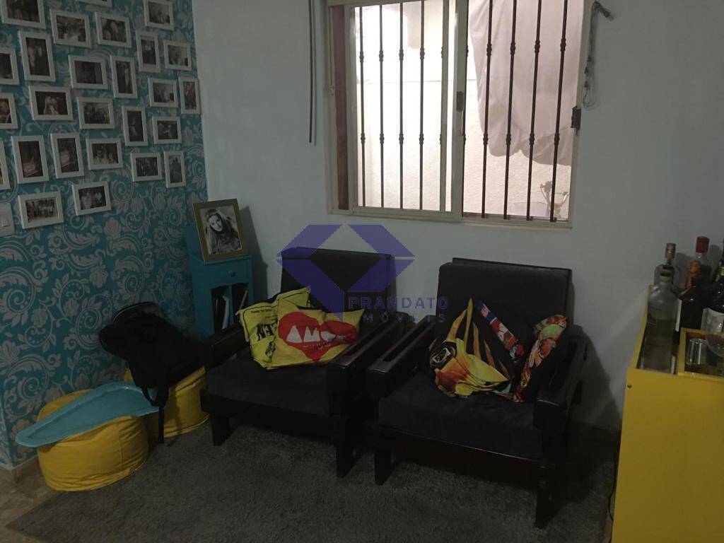 Casa à venda com 3 quartos, 220m² - Foto 2