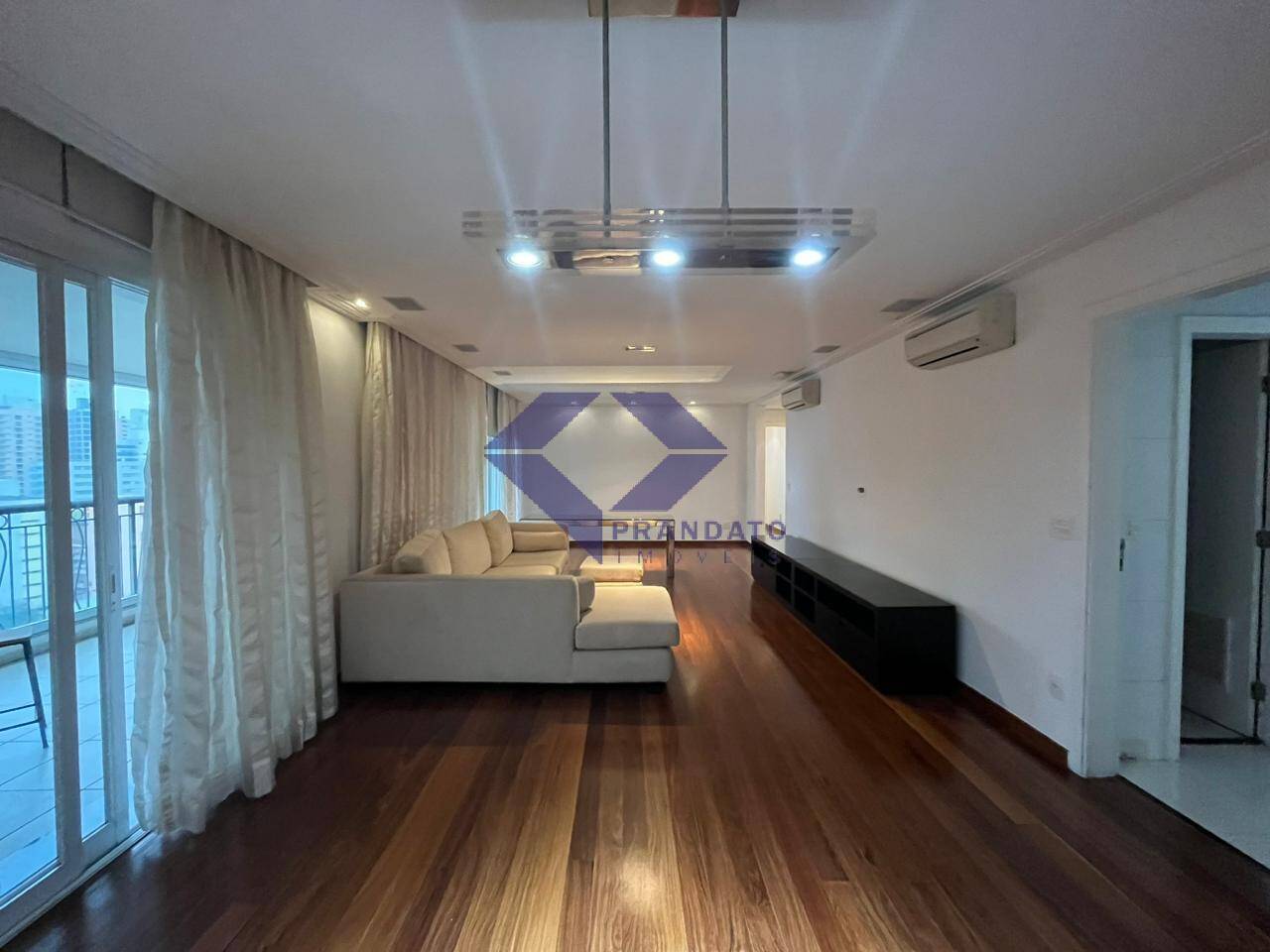 Apartamento para alugar com 4 quartos, 225m² - Foto 2