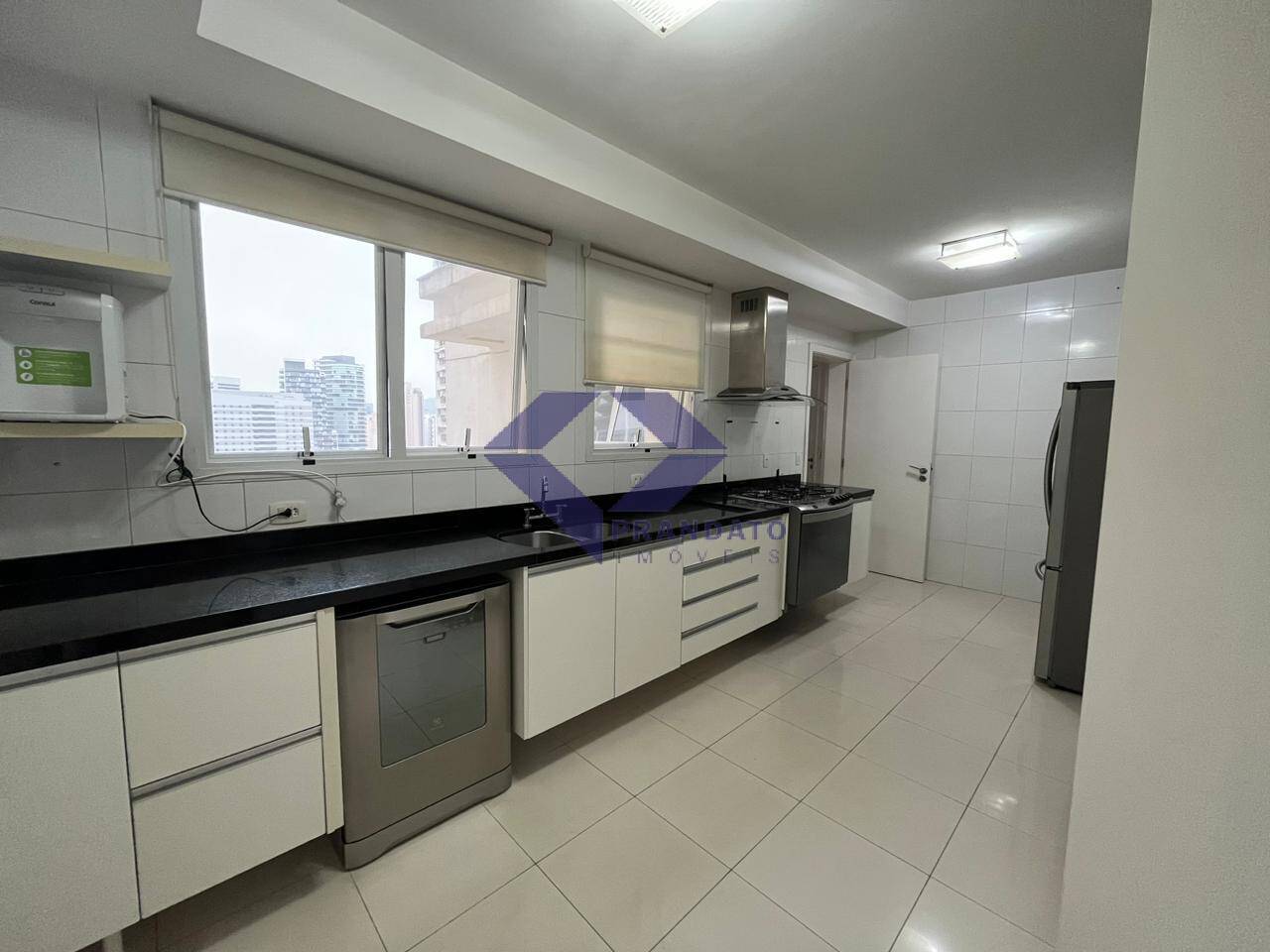 Apartamento para alugar com 4 quartos, 225m² - Foto 9