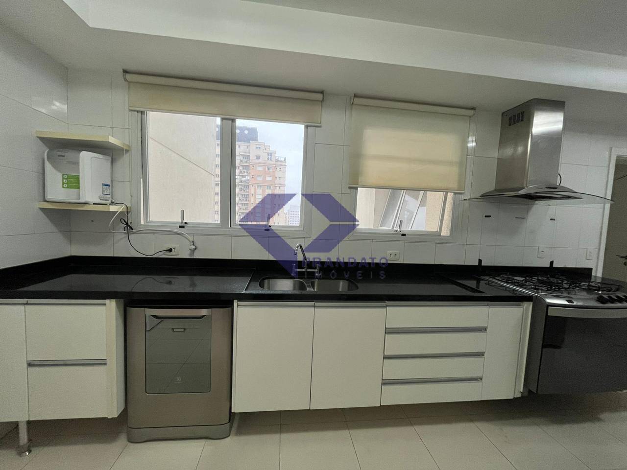 Apartamento para alugar com 4 quartos, 225m² - Foto 10