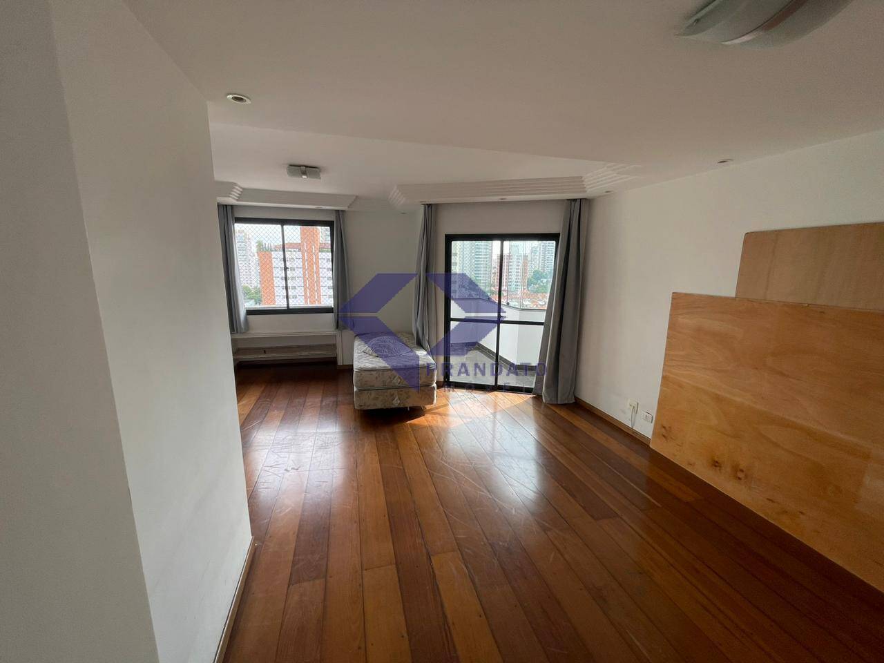 Apartamento à venda com 3 quartos, 106m² - Foto 2