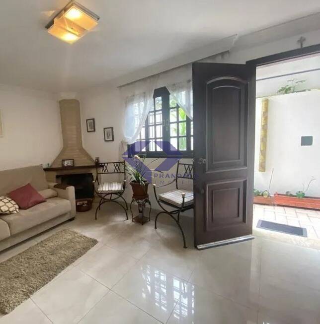 Casa à venda com 3 quartos, 190m² - Foto 1