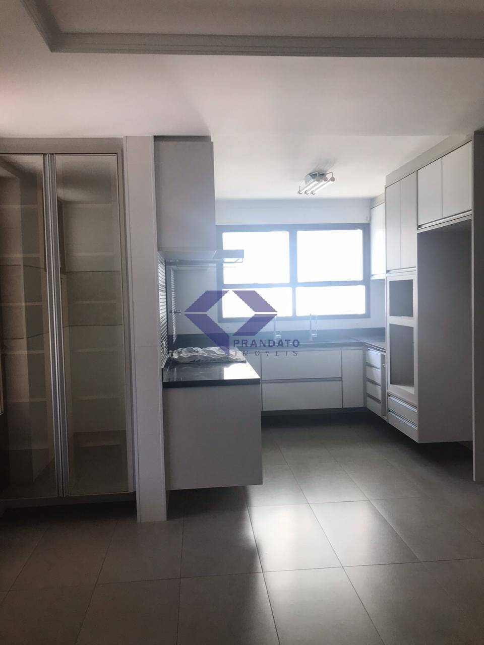 Apartamento para alugar com 3 quartos, 250m² - Foto 8